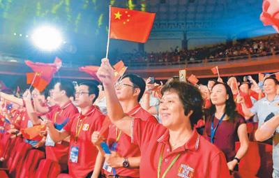 中國僑網(wǎng) 9月7日,粵港澳大灣區(qū)職工慶祝中華人民共和國成立70周年暨澳門特別行政區(qū)成立20周年文藝匯演在廣州中山紀念堂上演,演出由廣東省總工會,、香港工會聯(lián)合會、澳門工會聯(lián)合總會聯(lián)合主辦,。圖為現(xiàn)場觀眾揮動五星紅旗,合唱《我和我的祖國》,。中新社記者 陳驥旻攝