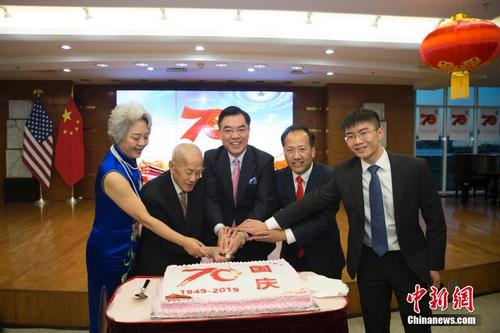 中國僑網(wǎng)圖為中國駐紐約總領(lǐng)事黃屏(中),、美東華人社團(tuán)聯(lián)合總會主席梁冠軍(右二)、前飛虎隊成員陳錦棠(左二)等共同切蛋糕慶祝,。中新社記者 廖攀 攝