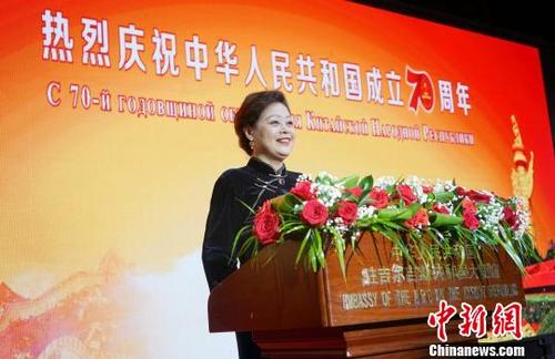 中國(guó)僑網(wǎng)中華人民共和國(guó)駐吉爾吉斯共和國(guó)特命全權(quán)大使杜德文通過(guò)一系列數(shù)據(jù)對(duì)比,展現(xiàn)中華人民共和國(guó)成立70年來(lái)所取得的重要成就?!£愽巍z