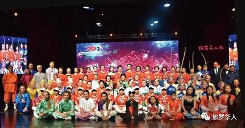 中國僑網(wǎng)圖為演出結(jié)束后中國駐羅馬尼亞大使姜瑜與演員們合影(羅馬尼亞《旅羅華人報》記者 呂曉杰/ 攝)