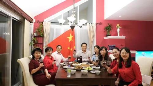 中國僑網(wǎng)北京時(shí)間2019年10月1日清晨,,正是加拿大蒙特利爾9月30日傍晚,,幾家華人聚會,,和全中國人民一起為新中國慶生。(加拿大共生國際傳媒)