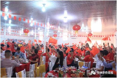 中國僑網(wǎng)一曲《我的中國心》引起了在場嘉賓的強烈共鳴,,現(xiàn)場氣氛被推向高潮。(非洲《華僑周報》/趙文元 攝)