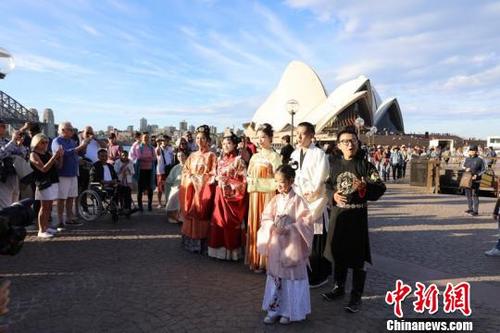 中國僑網(wǎng)留學生的漢服快閃活動?!÷犜滦≈?供圖 攝