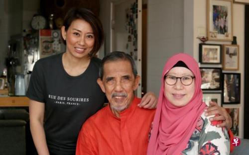 中國僑網(wǎng)Justina(潔絲汀娜,,左一)與父親Ibrahim Yasin及母親王美玲。(新加坡《聯(lián)合早報(bào)》/龍國雄 攝)