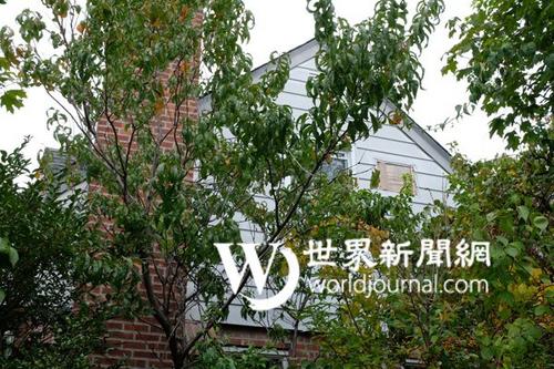 中國僑網(wǎng)圖為李林鴻住所的側面,,他的臥室就在二樓。(美國《世界日報》/曹健 攝)