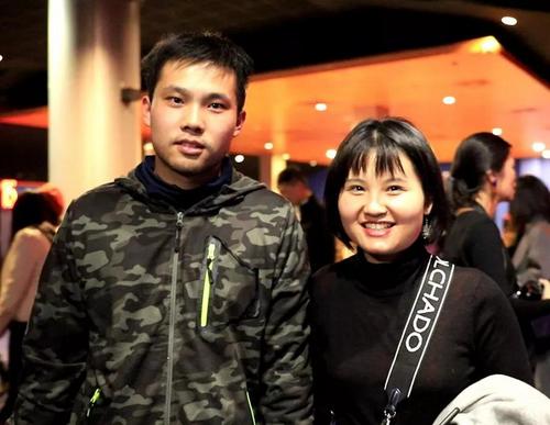 中國僑網(wǎng)圖為“西漂族”小美和男朋友接受《歐洲時報》采訪,。(《歐洲時報》/林碧燕 攝)
