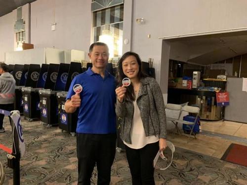 中國僑網(wǎng)劉醇逸(左)與韓裔小區(qū)服務(wù)中心執(zhí)行主任(右)30日在貝賽提前投票站投票,。(美國《世界日?qǐng)?bào)》/牟蘭 攝)