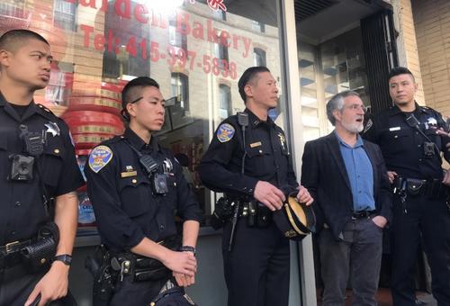 中國僑網(wǎng)舊金山市議員佩斯金(右二),、中央分局長易文耀(中)及華埠巡邏警員在嘉頓餅家前舉行記者會,。(美國《世界日報》/李秀蘭 攝)