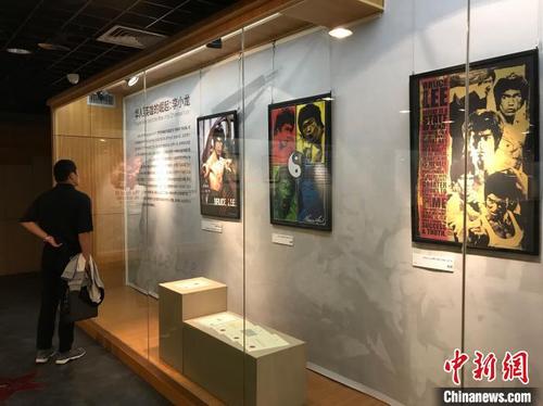 中國僑網圖為 “好萊塢華人電影之光”展覽18日在廈門開展,。(黃詠綢/攝)