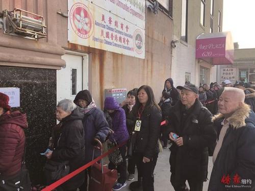 中國僑網圖為大批僑胞排隊領取烤雞,。(美國僑報網/高詩云 攝)