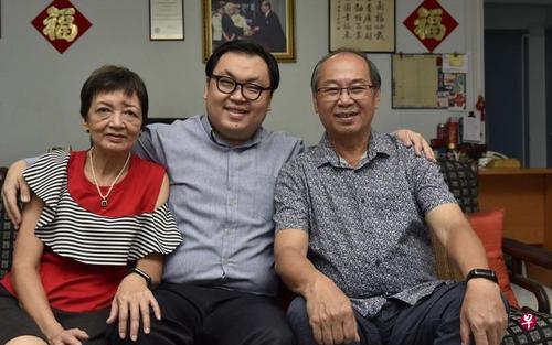 中國僑網(wǎng)蘇章愷感念父母一直默默陪伴著他們?nèi)值?,卻又任由他們自由發(fā)展。(新加坡《聯(lián)合早報》/伍書永 攝)