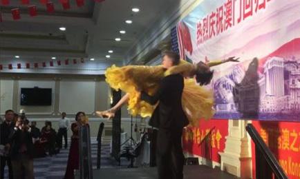 中國(guó)僑網(wǎng)圖為南加州社團(tuán)資深僑領(lǐng),、年逾八旬張素久挑戰(zhàn)華爾茲高難度,,博得滿(mǎn)堂彩,。(美國(guó)《世界日?qǐng)?bào)》/啟鉻 攝)