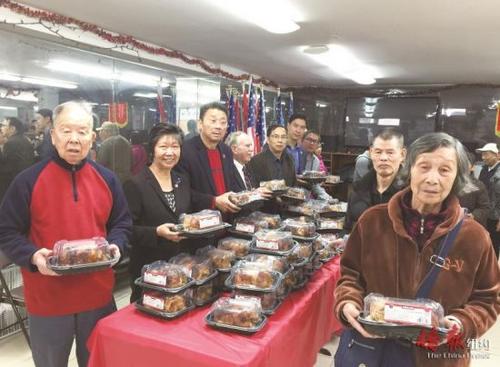 中國僑網圖為美國亞總會等機構25日向都斛同鄉(xiāng)總會的老人家們派送感恩節(jié)烤雞,。(美國僑報網/崔國萁 攝)