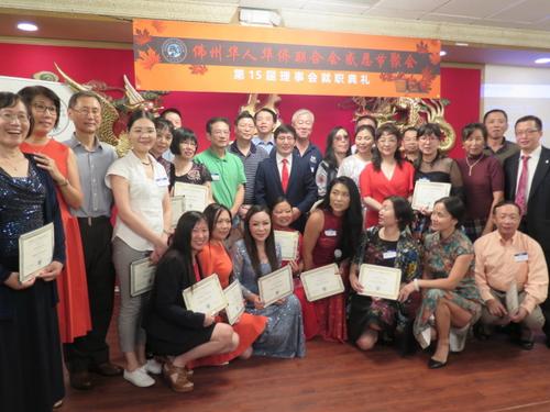 中國(guó)僑網(wǎng)圖為佛羅里達(dá)州華人華僑聯(lián)合會(huì)感恩節(jié)餐聚暨第15屆理事會(huì)成員合影,。(美國(guó)《世界日?qǐng)?bào)》/俞曉菁 攝)
