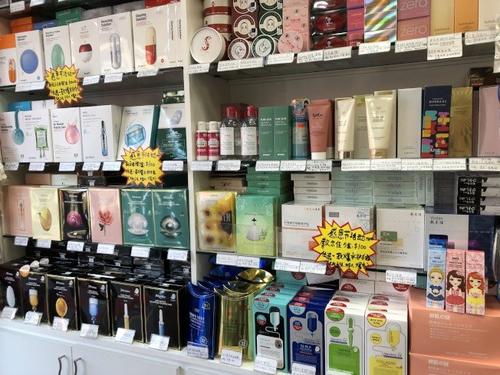中國僑網(wǎng)圖為華人美妝店推出護膚品促銷。(美國《世界日報》/顏潔恩 攝)