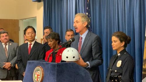 中國僑網圖為洛杉磯市檢察長富爾(Mike Feuer)介紹問題,。(美國《世界日報》/王子銘 攝)