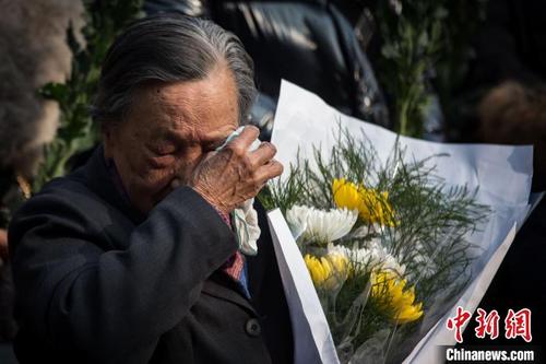 中國(guó)僑網(wǎng)3日,,南京大屠殺死難者家庭祭告活動(dòng)在侵華日軍南京大屠殺遇難同胞紀(jì)念館舉行,?!°蟛āz
