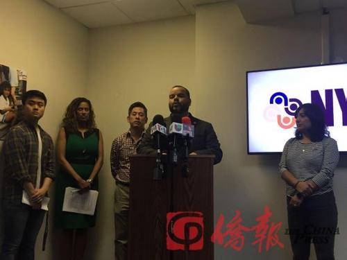 中國僑網(wǎng)圖為紐約移民聯(lián)盟總監(jiān)崔慶漢(左3)和州眾議員Marcos Crespo(左4)等在介紹無證移民如何申請紐約駕照,。(美國僑報網(wǎng)/林菁 攝)