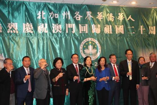 中國僑網(wǎng)圖為與會嘉賓祝酒,慶祝澳門回歸。(美國《世界日報》/李晗 攝)