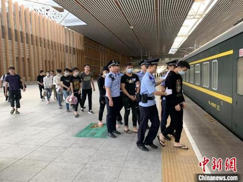 中國僑網(wǎng)截至12月17日,,溫州警方在全國已抓獲犯罪嫌疑人102名,。 溫州警方供圖 攝