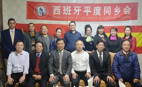 中國(guó)僑網(wǎng)與會(huì)來賓合影,。(《歐洲時(shí)報(bào)》/唐奕奕 攝)
