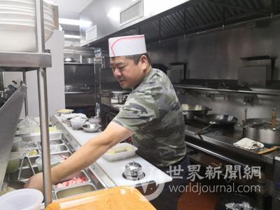 中國僑網(wǎng)林錚細心追求高質量的餐點,,賺到豐厚的小費,,也讓他受到鼓勵更努力,。(美國《世界日報》/黃伊奕 攝)