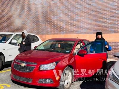 中國僑網(wǎng)許多泊車師傅大冷天仍需長時間在戶外工作,。(美國《世界日報》/賴蕙榆 攝)