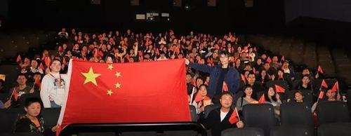 中國(guó)僑網(wǎng)觀影前,,觀眾高舉國(guó)旗在電影放映廳合影。(《歐洲時(shí)報(bào)》/林碧燕 攝)