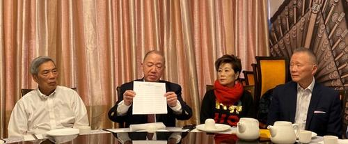 中國僑網(wǎng)華埠聯(lián)盟董事長許凱明(左二)呼吁社區(qū)居民踴躍加入反對大麻店入駐華埠的簽名聯(lián)署。(美國《世界日報》/黃惠玲 攝)