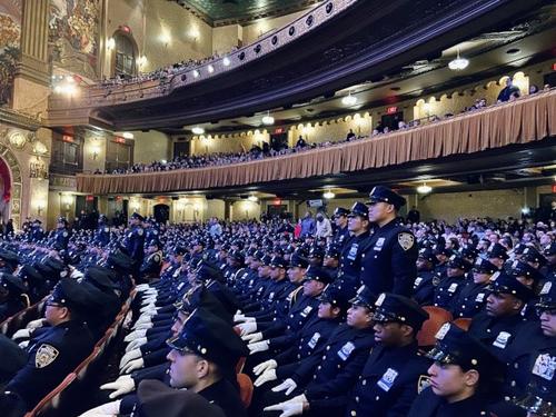 中國(guó)僑網(wǎng)紐約433名新警員順利通過考核成為市警。(美國(guó)《世界日?qǐng)?bào)》/鄭怡嫣 攝)