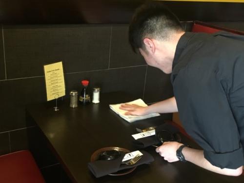 中國僑網(wǎng)湯同學(xué)不想只當(dāng)個(gè)“伸手牌”留學(xué)生,到學(xué)校臨近中餐館裡應(yīng)征清潔服務(wù)生工作,。(美國《世界日報(bào)》賴蕙榆 攝)