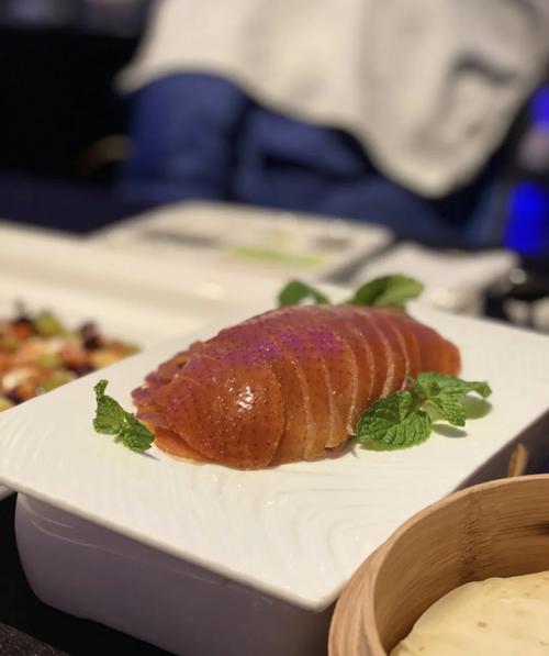 中國(guó)僑網(wǎng)大董的招牌烤鴨,,卻被紐約時(shí)報(bào)食評(píng)稱之為“干且無(wú)味”。(美國(guó)《世界日?qǐng)?bào)》張晨/攝)