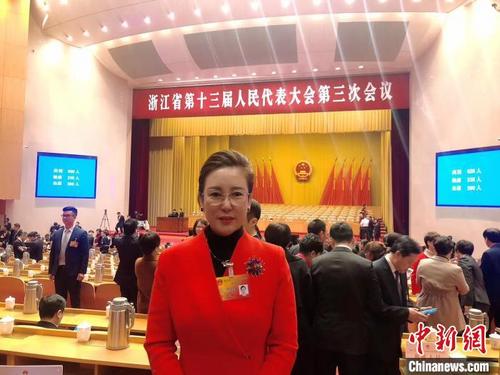 中國僑網(wǎng)厄瓜多爾青田同鄉(xiāng)會榮譽(yù)會長楊小愛列席浙江省人代會。楊小愛提供