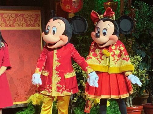 中國(guó)僑網(wǎng)米奇和米妮穿上了新年服裝,。(美國(guó)《世界日?qǐng)?bào)》/張宏 攝)