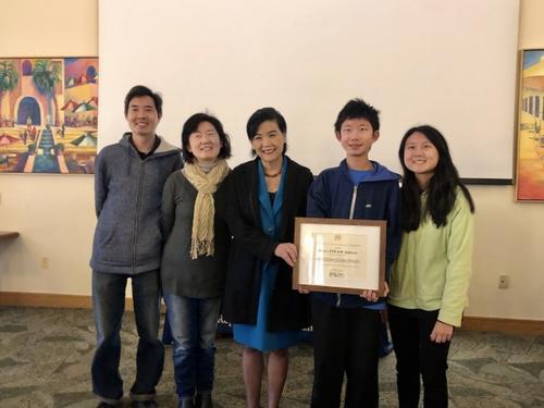 中國僑網(wǎng)Alyssa H和弟弟Brennan Chang Ho與趙美心(中)合影,。(美國《世界日報》/王若然 攝)
