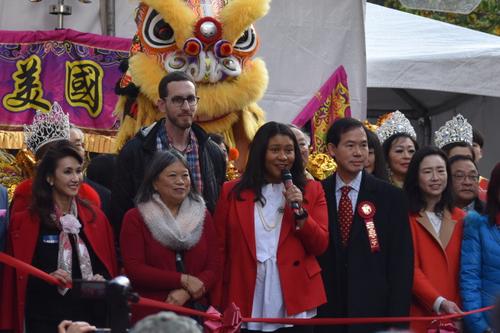 中國僑網(wǎng)舊金山市長布里德(中)主席華埠農(nóng)歷新年花市的開幕禮,。(美國《世界日報》/李秀蘭 攝)