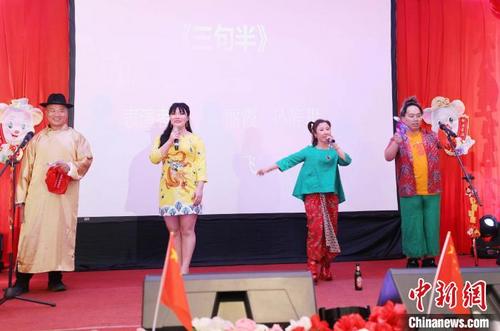 中國僑網(wǎng)圖為謳歌“一帶一路”和中印尼友好的“三句半”語言類表演?!×钟纻鳌z