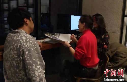 中國(guó)僑網(wǎng)留韓博士生制作沙畫(huà)普及視頻,。受訪者供圖 李麗提供 攝