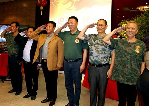 中國僑網資料圖:巴西中國退伍軍人聯(lián)誼會老會長在2020年春節(jié)聯(lián)歡會上向戰(zhàn)友敬禮,。(巴西僑網)