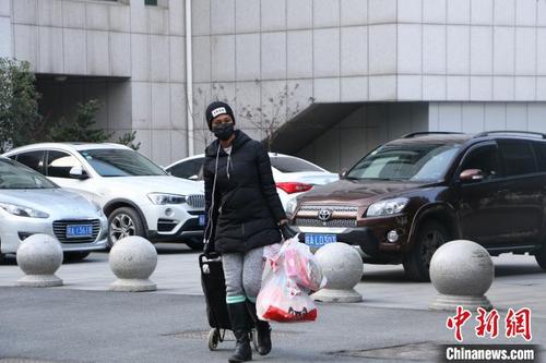 中國僑網(wǎng)外國留學(xué)生帶著從超市購買的貨回寢室?!∠默摗z