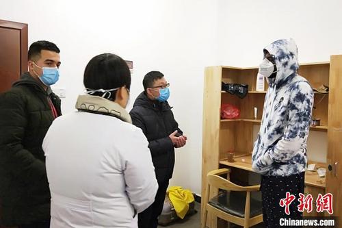 中國僑網景德鎮(zhèn)陶瓷大學老師在留學生宿舍了解同學們的身體,、生活等情況。(資料圖) 計穎 攝