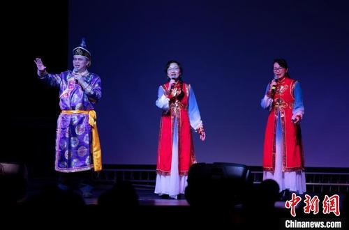 中國(guó)僑網(wǎng)當(dāng)?shù)貢r(shí)間2月8日,,由舊金山灣區(qū)的中國(guó)留學(xué)生自導(dǎo),、自演的“錦繡中華”鼠年春節(jié)聯(lián)歡晚會(huì)在舊金山州立大學(xué)舉辦,?!㈥P(guān)關(guān) 攝