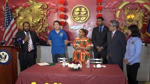 中國僑網(wǎng)美國國會(huì)議員艾爾•格林(左),、中國駐休斯敦總領(lǐng)事蔡偉及大休斯敦多位民選官員華埠就餐抗擊謠言,。(美國中文網(wǎng)/楊笑 攝)
