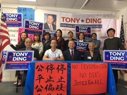 中國(guó)僑網(wǎng)圣蓋博市議員選情激烈,,華裔競(jìng)選人丁言愉團(tuán)隊(duì)12日緊急召開新聞發(fā)布會(huì),,聲討競(jìng)選對(duì)手偷竊和破壞競(jìng)選標(biāo)牌,呼吁公平公開正面競(jìng)選,。(圖片來源:美國(guó)《世界日?qǐng)?bào)》楊青/攝)