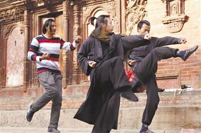 中國僑網(wǎng)吳一琴子在尼泊爾教當(dāng)?shù)厝藢W(xué)中國武術(shù),。 廣州日報全媒體記者 肖歡歡 攝