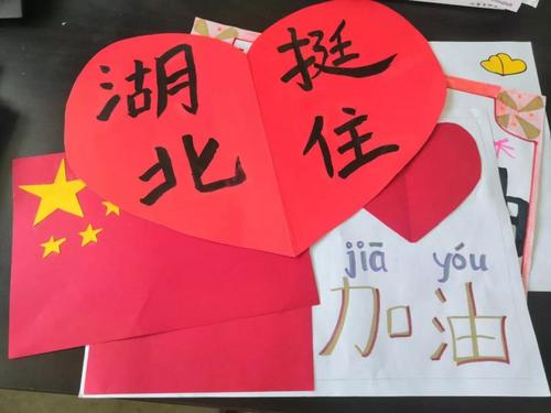 中國(guó)僑網(wǎng)斐濟(jì)逸仙學(xué)校學(xué)生手繪中文海報(bào)。