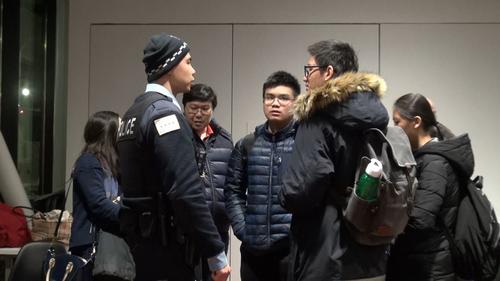 中國僑網(wǎng)當(dāng)?shù)貢r(shí)間2月26日,芝加哥警局第九分局在中國城圖書館召開社區(qū)警民會(huì),。(圖片來源:美國中文網(wǎng)/邱洪輝 攝)
