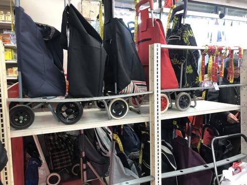 中國僑網超市顧客推車購物現(xiàn)象增多,但多數(shù)人仍使用手提塑料袋,。(美國《世界日報》/張晨 攝)