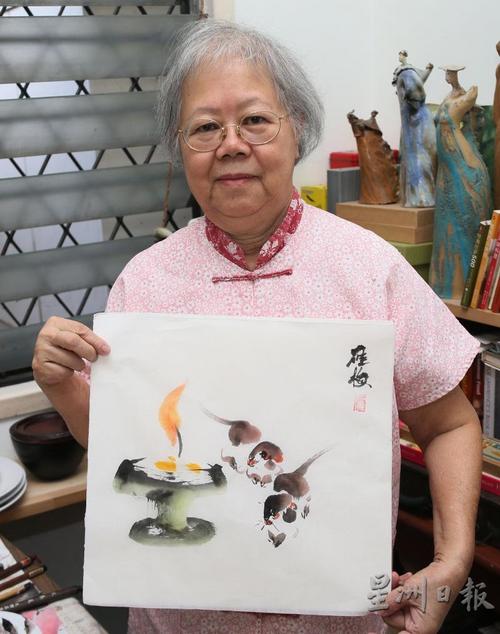 中國僑網(wǎng)雖然還在接受治療,但周雁梅卻不放棄,,堅(jiān)持拿起筆來畫畫,。(馬來西亞《星洲日?qǐng)?bào)》/鄭霹 攝)