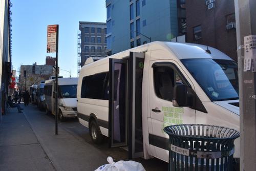 中國僑網多名小巴司機表示,,自紐約州宣布進入緊急狀態(tài)后,,小巴乘客減少了一半。(美國《世界日報》/顏嘉瑩 攝)